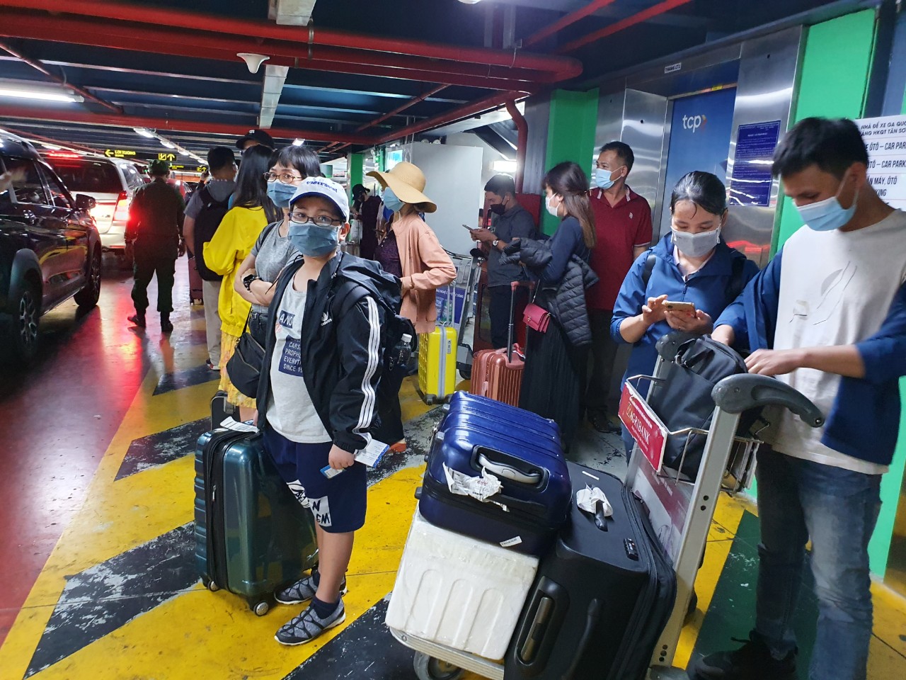 Sân bay Tân Sơn Nhất đông nghịt người trở lại TP.HCM sau Tết - Ảnh 5.