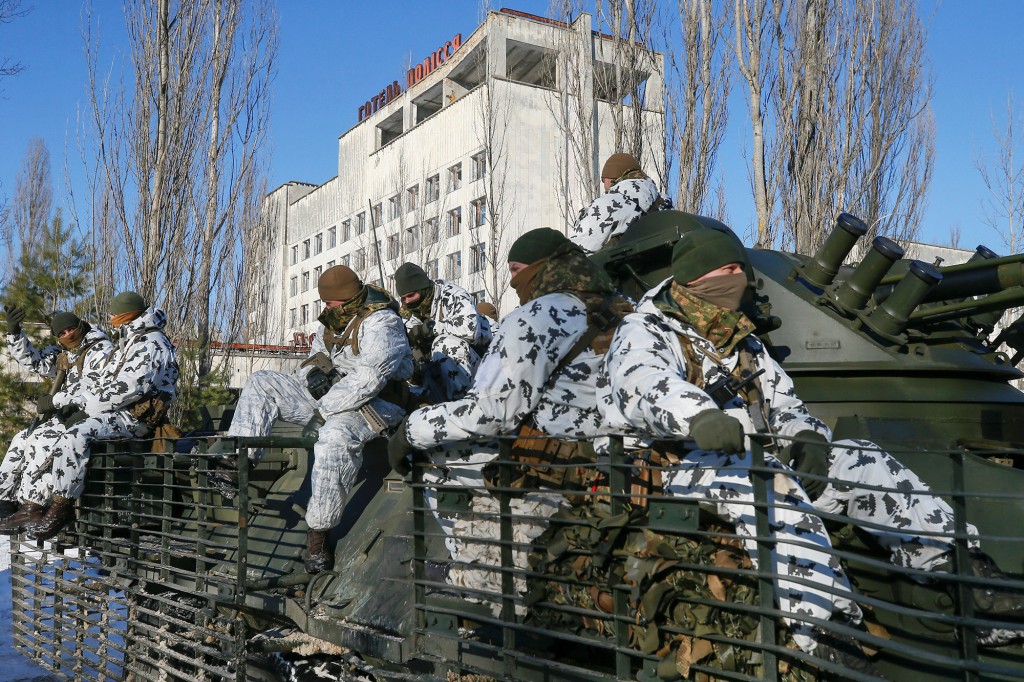 Binh sĩ Ukraine rầm rộ tập trận tại 'thành phố ma' giữa nỗi lo bị Nga tấn công - Ảnh 2.