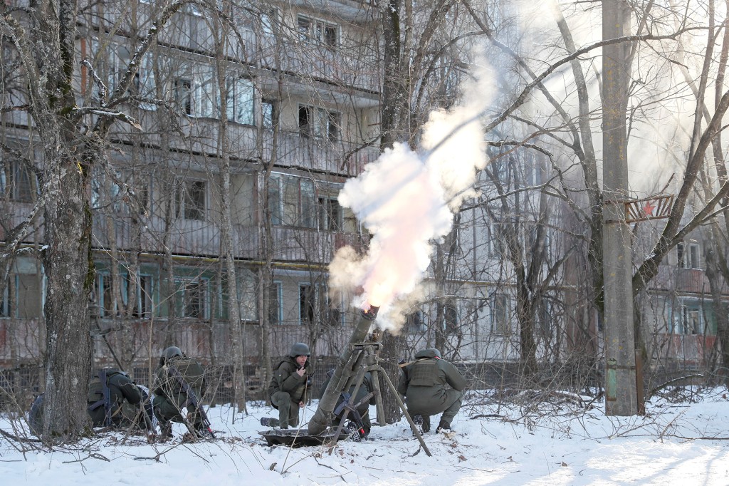 Binh sĩ Ukraine rầm rộ tập trận tại 'thành phố ma' giữa nỗi lo bị Nga tấn công - Ảnh 5.