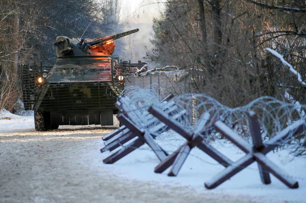 Binh sĩ Ukraine rầm rộ tập trận tại 'thành phố ma' giữa nỗi lo bị Nga tấn công - Ảnh 7.