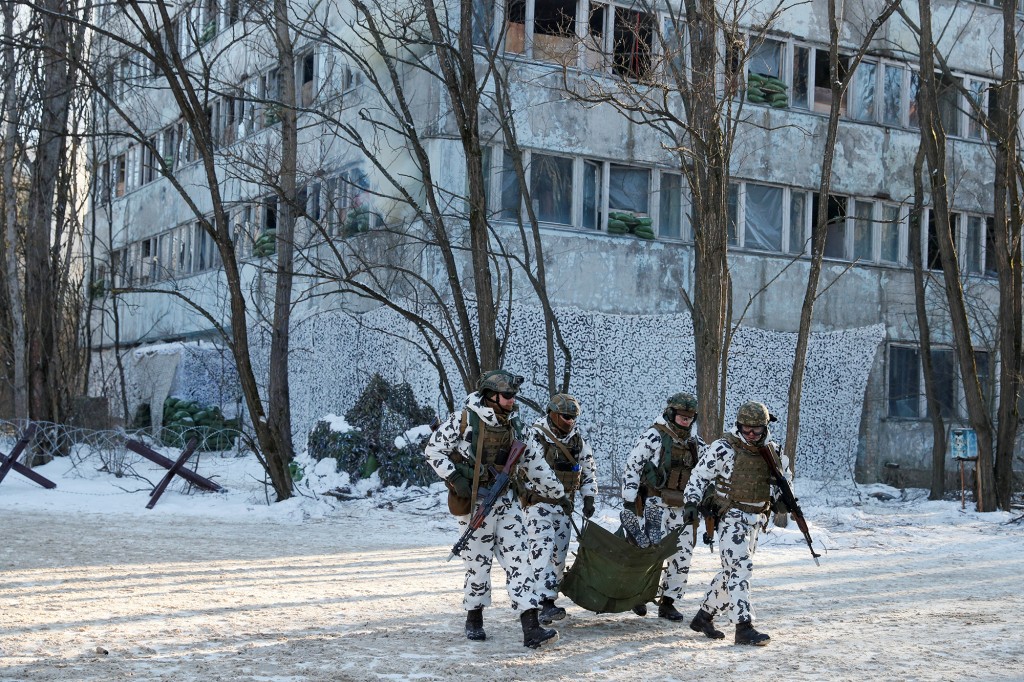 Binh sĩ Ukraine rầm rộ tập trận tại 'thành phố ma' giữa nỗi lo bị Nga tấn công - Ảnh 4.