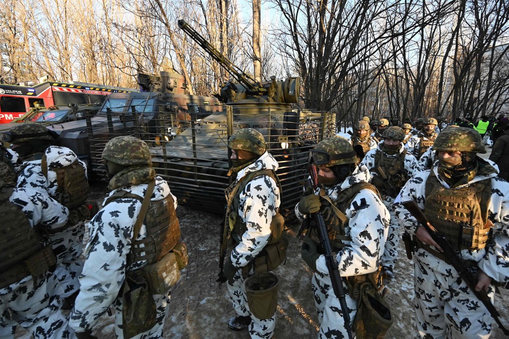 Binh sĩ Ukraine rầm rộ tập trận tại 'thành phố ma' giữa nỗi lo bị Nga tấn công - Ảnh 6.