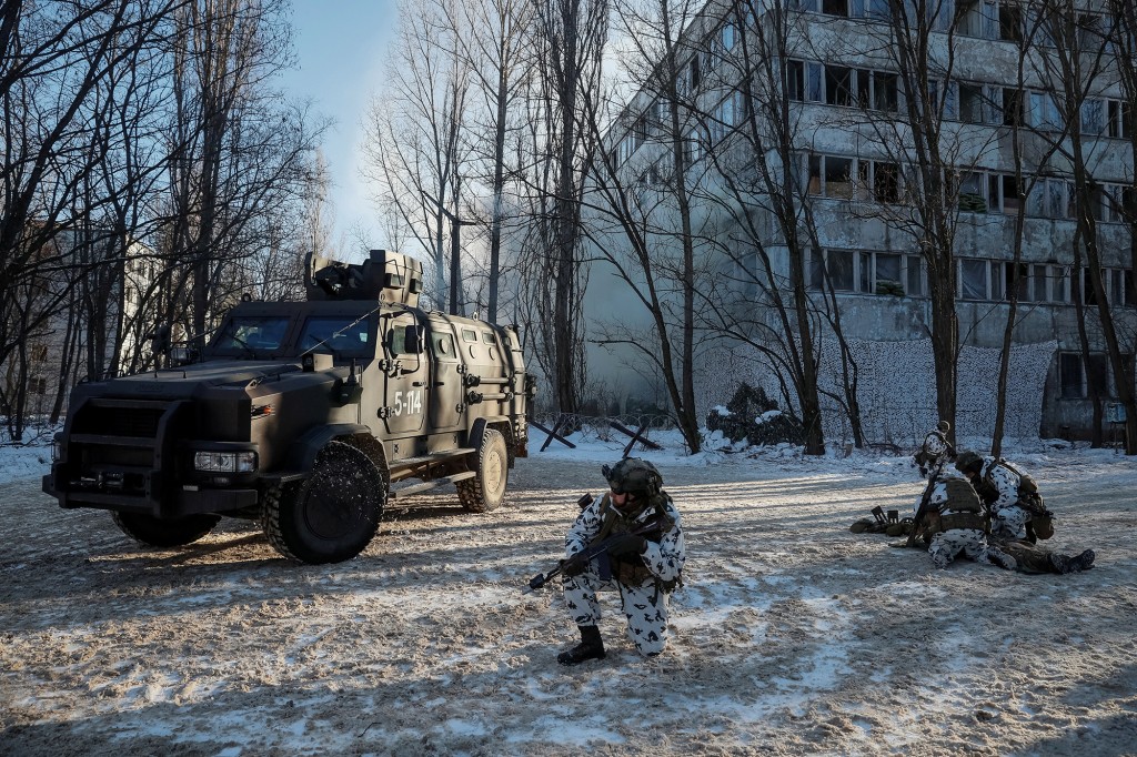 Binh sĩ Ukraine rầm rộ tập trận tại 'thành phố ma' giữa nỗi lo bị Nga tấn công - Ảnh 8.