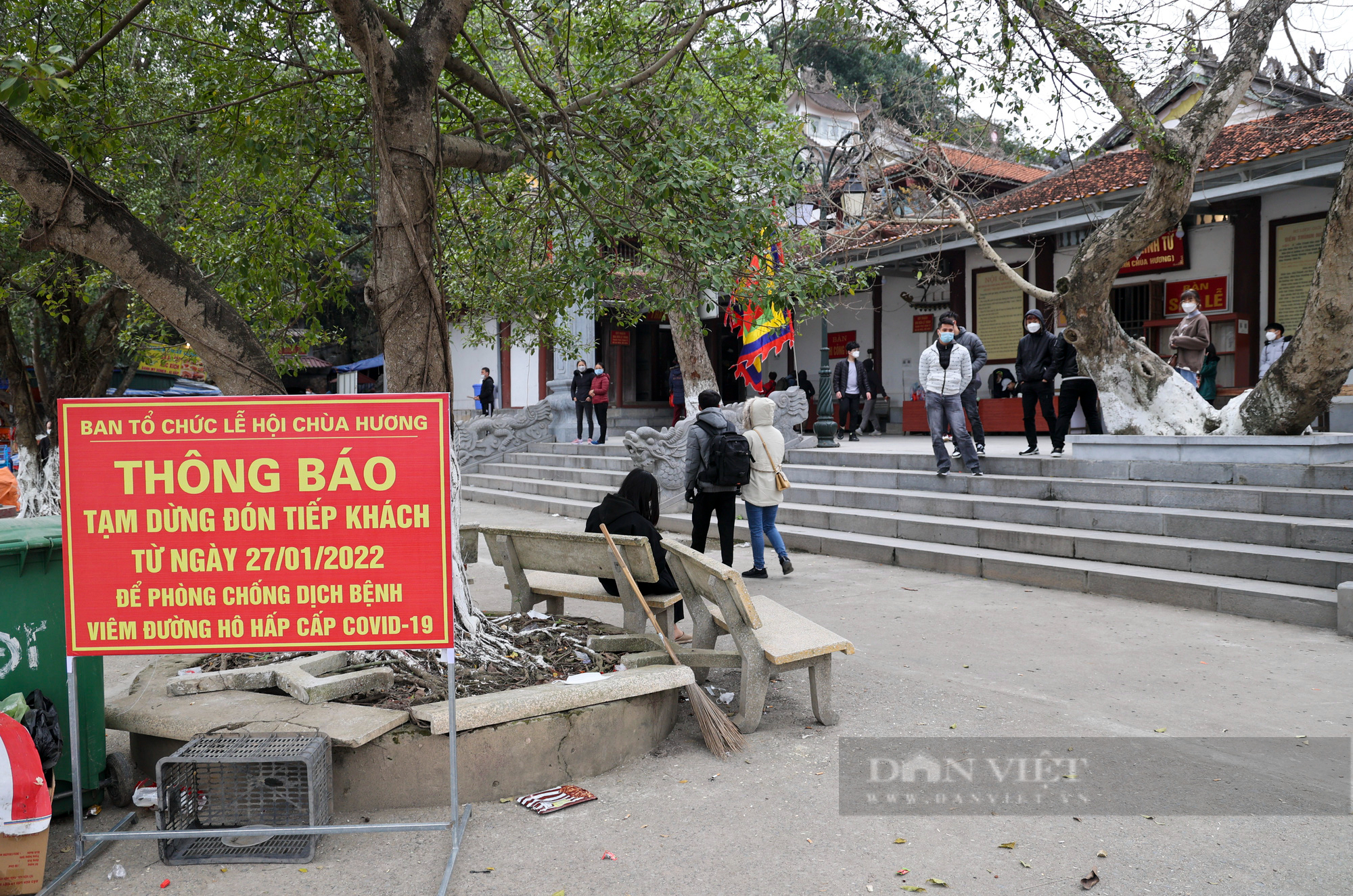 Người dân đi chùa Hương bất chấp lễ hội năm nay dừng khai mạc - Ảnh 4.