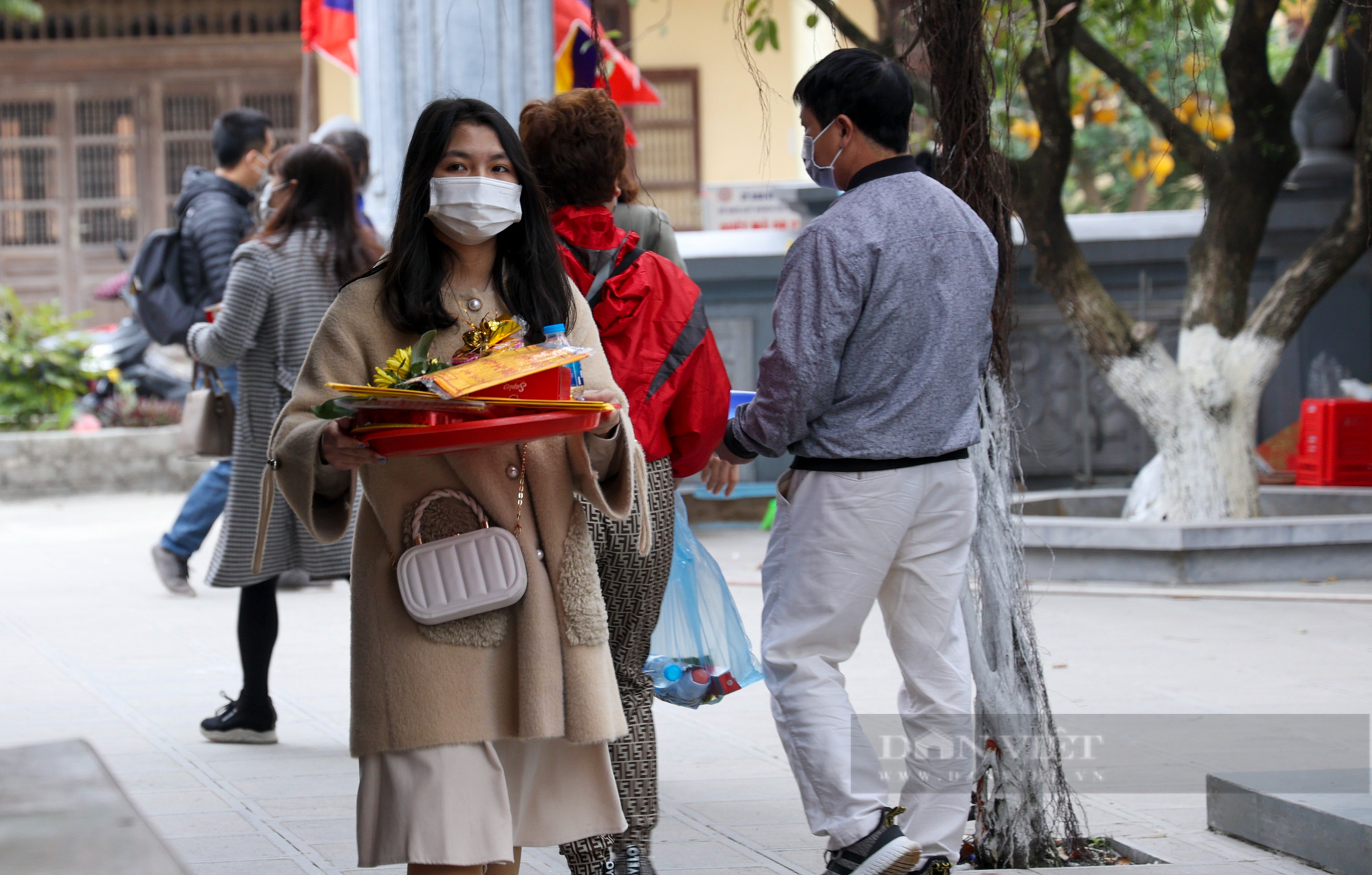Người dân đi chùa Hương bất chấp lễ hội năm nay dừng khai mạc - Ảnh 3.