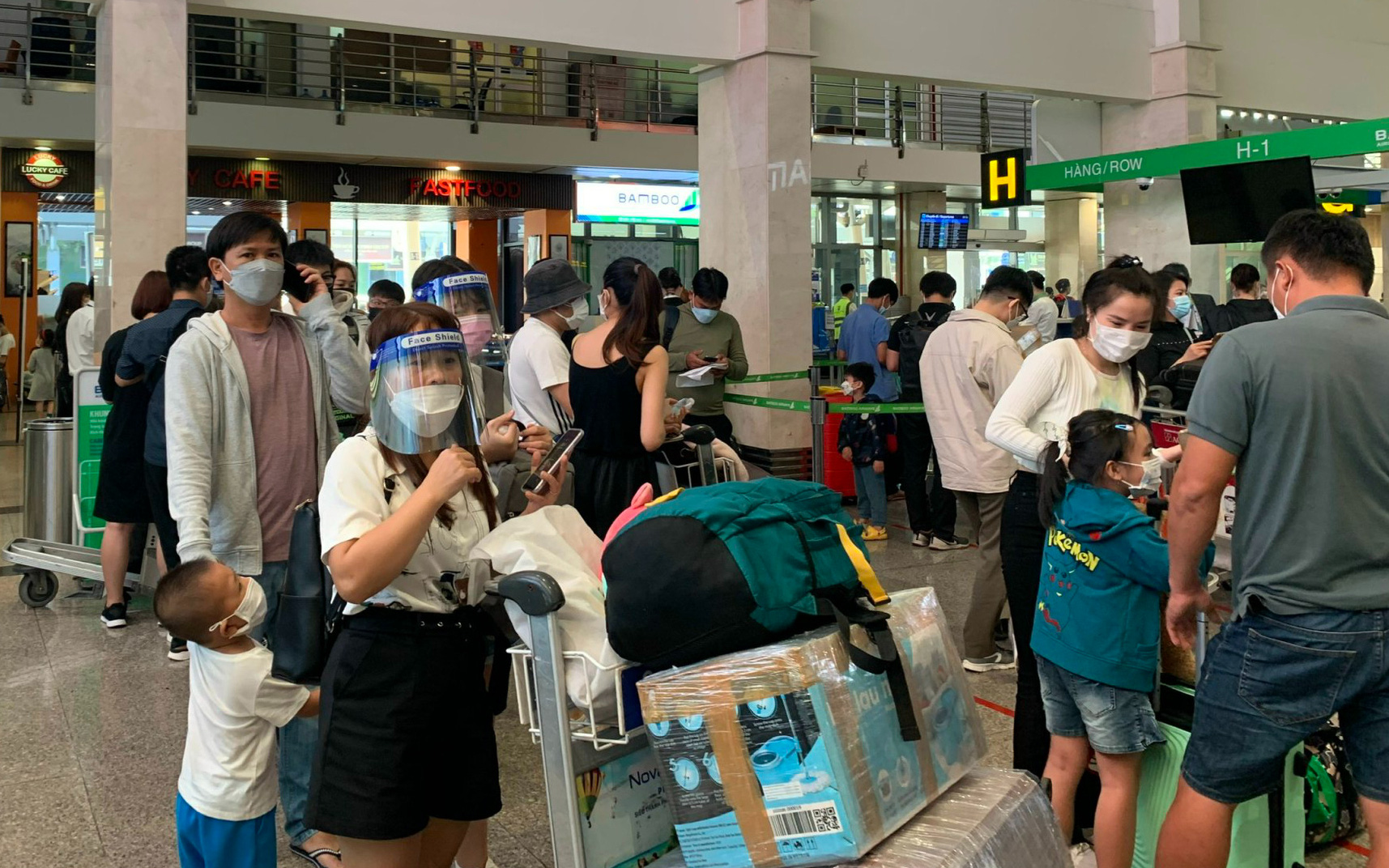 "Cháy" vé máy bay, Tân Sơn Nhất đón lượng khách "khủng" ngày mùng 6 Tết