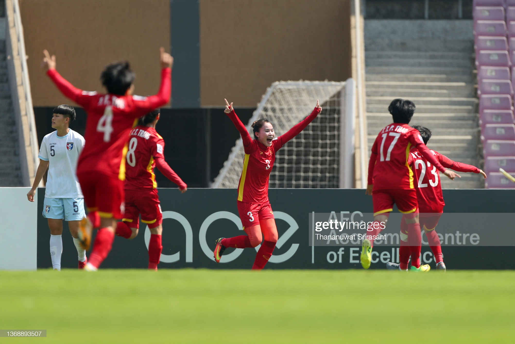 Chương Thị Kiều xúc động vỡ oà sau khi cùng ĐT nữ Việt Nam giành vé dự World Cup - Ảnh 2.