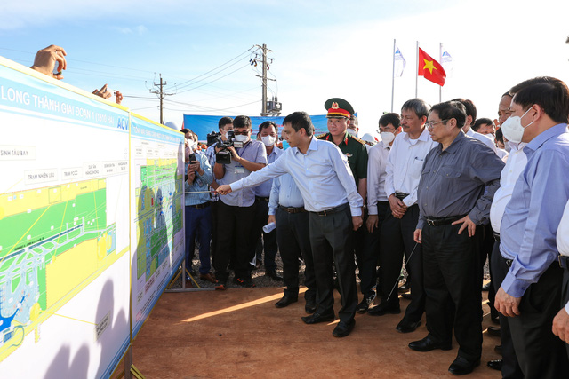 Kiểm tra dự án sân bay Long Thành, Thủ tướng phê bình  cách làm việc của một số cơ quan, đơn vị - Ảnh 1.
