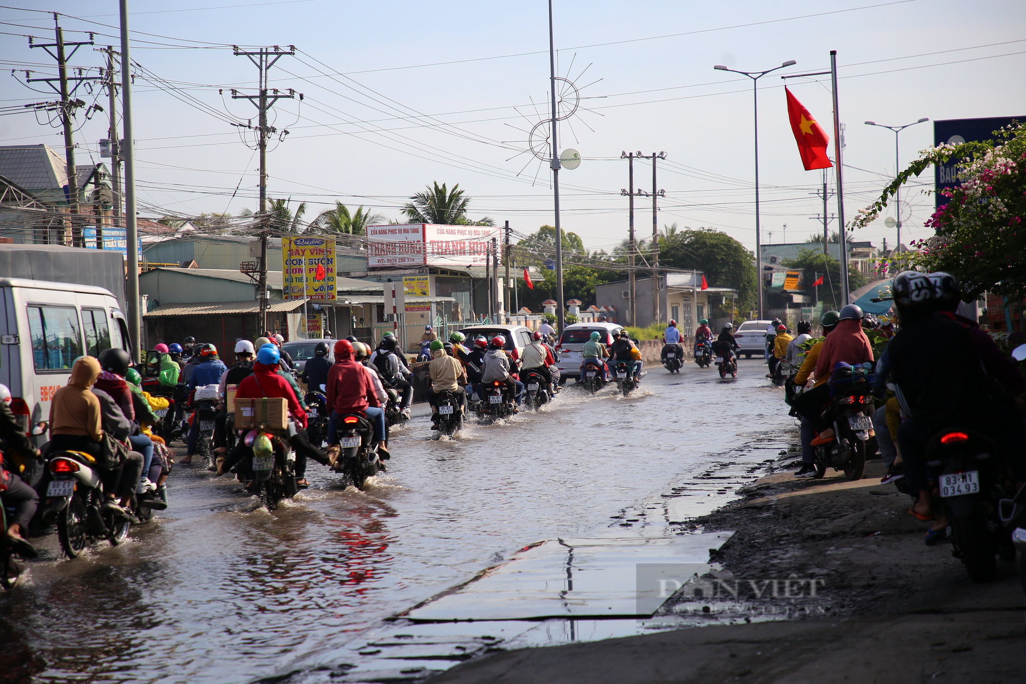 Người dân miền Tây ồ ạt rời quê, nhiều nơi trên Quốc lộ 1A bị ùn tắc - Ảnh 7.