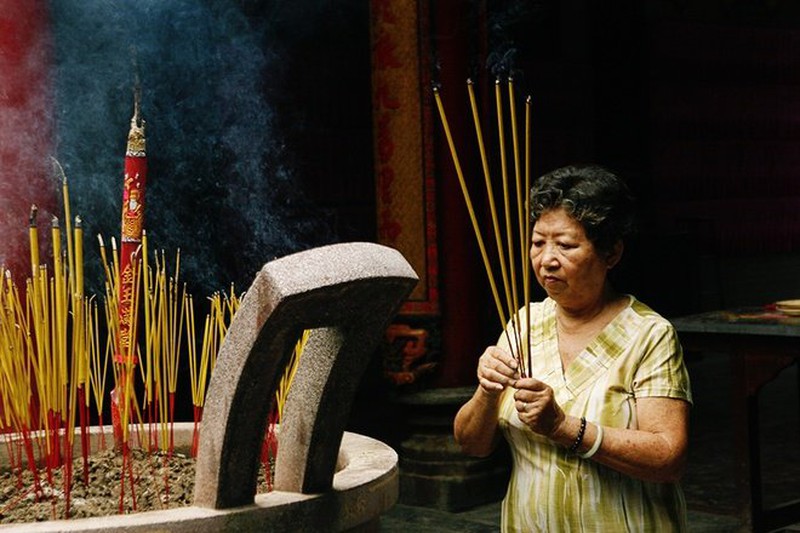 Vì sao người Việt kiêng thắp hương nhang số chẵn lên bàn thờ? - Ảnh 2.