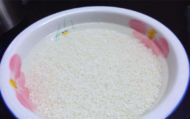 Nấu cơm đừng cho gạo vào nồi luôn, thêm 3 bước này cơm mới thơm trắng dẻo - Ảnh 1.