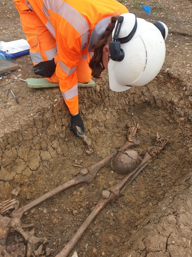 Bí ẩn 40 bộ xương không đầu được khai quật tại tuyến đường sắt cao tốc ở Anh - Ảnh 2.