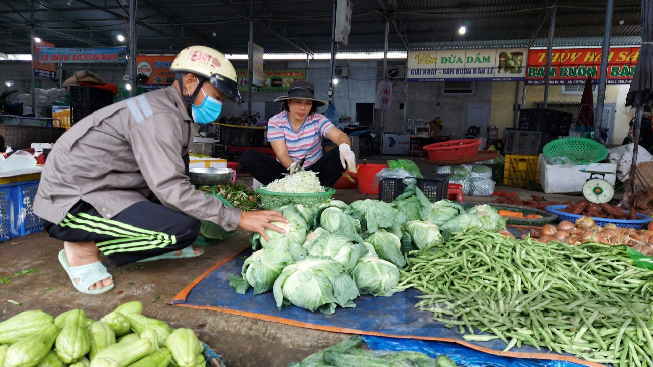 Hải Phòng: Giá thực phẩm rau xanh sau tết tăng nhẹ, người dân mua sắm sôi động từ mồng 2 tết - Ảnh 2.