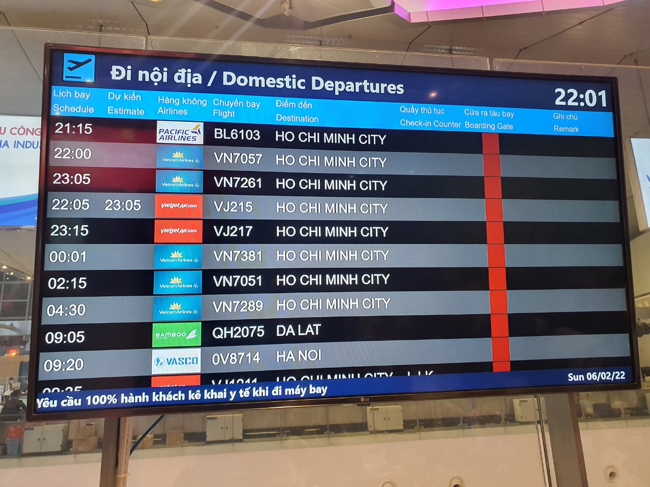 Hành khách vạ vật ở sân bay Tân Sơn Nhất rạng sáng 7-2 chờ lấy hành lý, gọi xe - Ảnh 7.