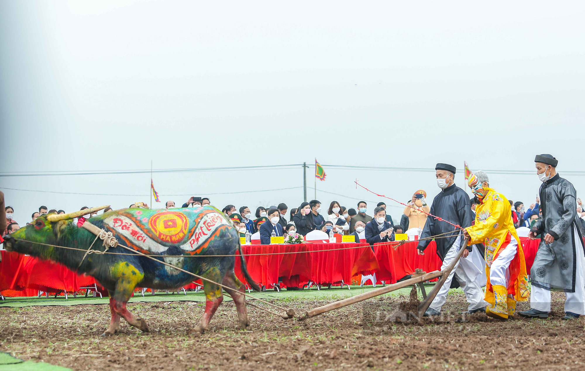 Hàng nghìn người dân nô nức về Hà Nam xem lễ Tịch điền đầu năm - Ảnh 6.