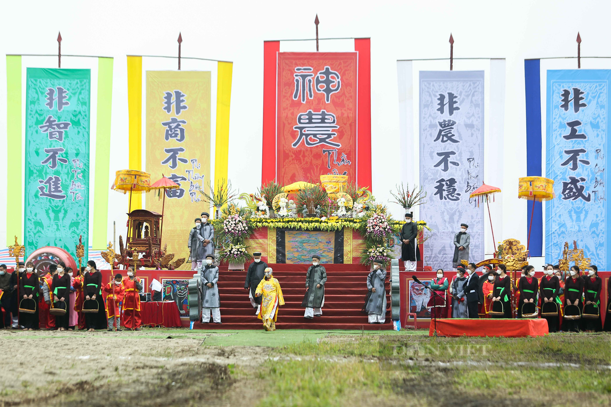 Chủ tịch nước xuống ruộng đi cày trong lễ Tịch điền - Ảnh 7.