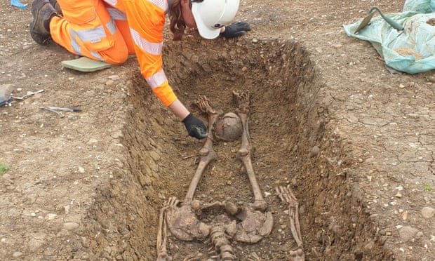 Bí ẩn 40 bộ xương không đầu được khai quật tại tuyến đường sắt cao tốc ở Anh - Ảnh 1.