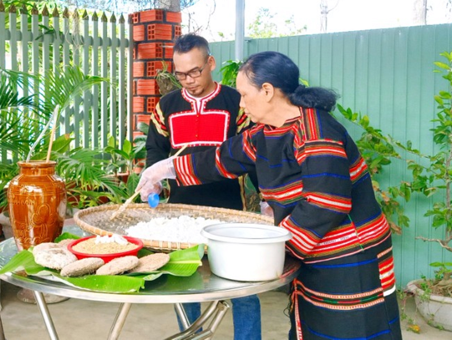 Nồng nàn men rượu cần ngày Tết - Ảnh 2.