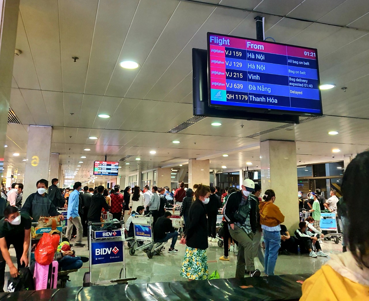 Hành khách vạ vật ở sân bay Tân Sơn Nhất rạng sáng 7-2 chờ lấy hành lý, gọi xe - Ảnh 8.
