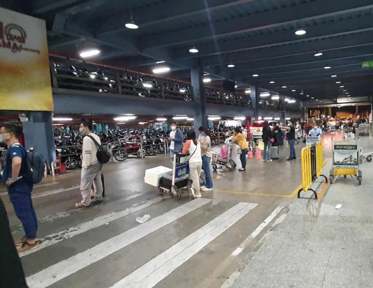 Hành khách vạ vật ở sân bay Tân Sơn Nhất rạng sáng 7-2 chờ lấy hành lý, gọi xe - Ảnh 9.