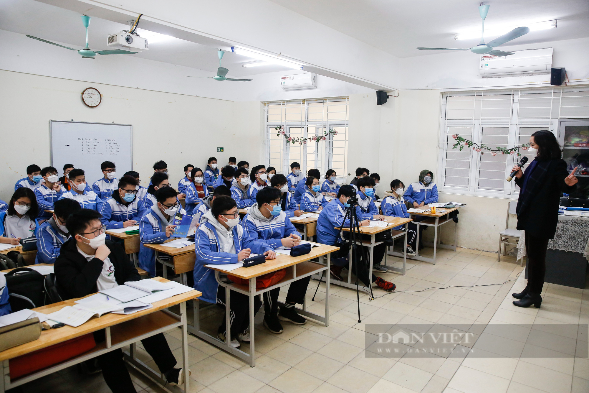 Các trường tại Hà Nội thắt chặt kiểm tra y tế trong ngày đầu đón học sinh đi học trực tiếp - Ảnh 10.
