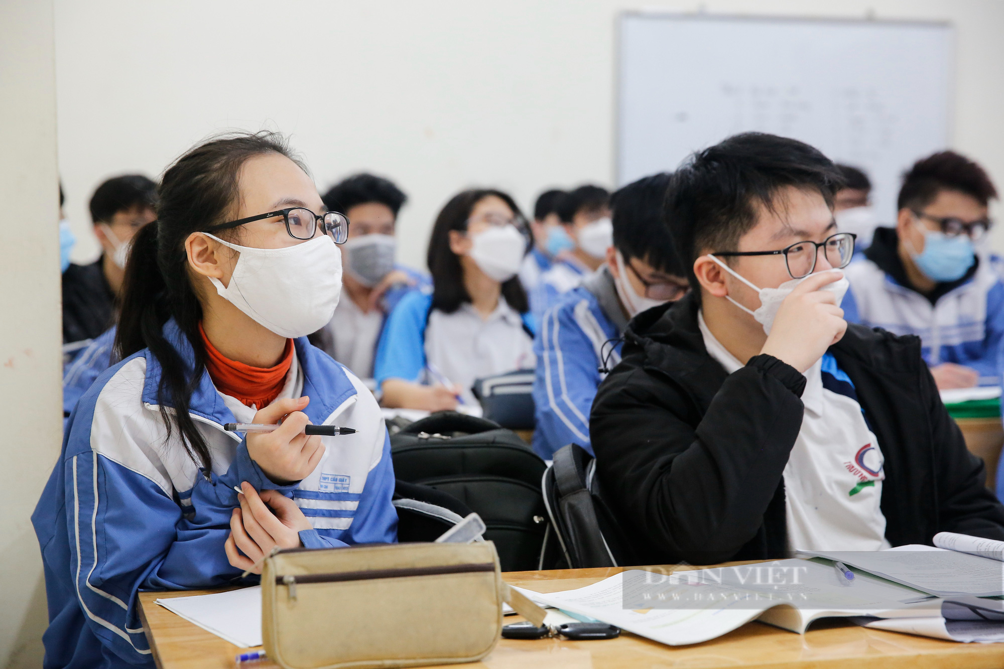 Các trường tại Hà Nội thắt chặt kiểm tra y tế trong ngày đầu đón học sinh đi học trực tiếp - Ảnh 11.