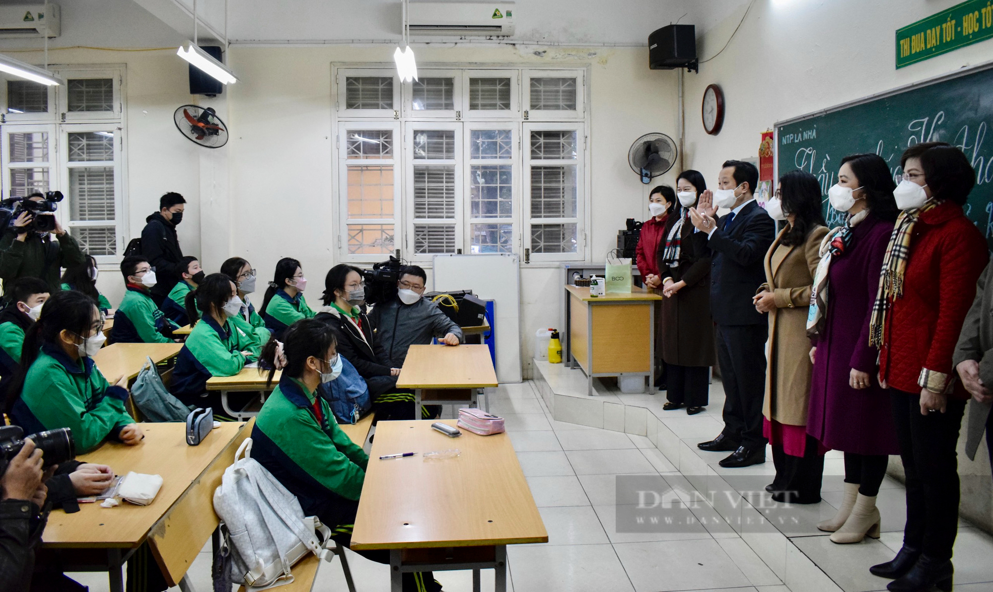 Các trường tại Hà Nội thắt chặt kiểm tra y tế trong ngày đầu đón học sinh đi học trực tiếp - Ảnh 12.