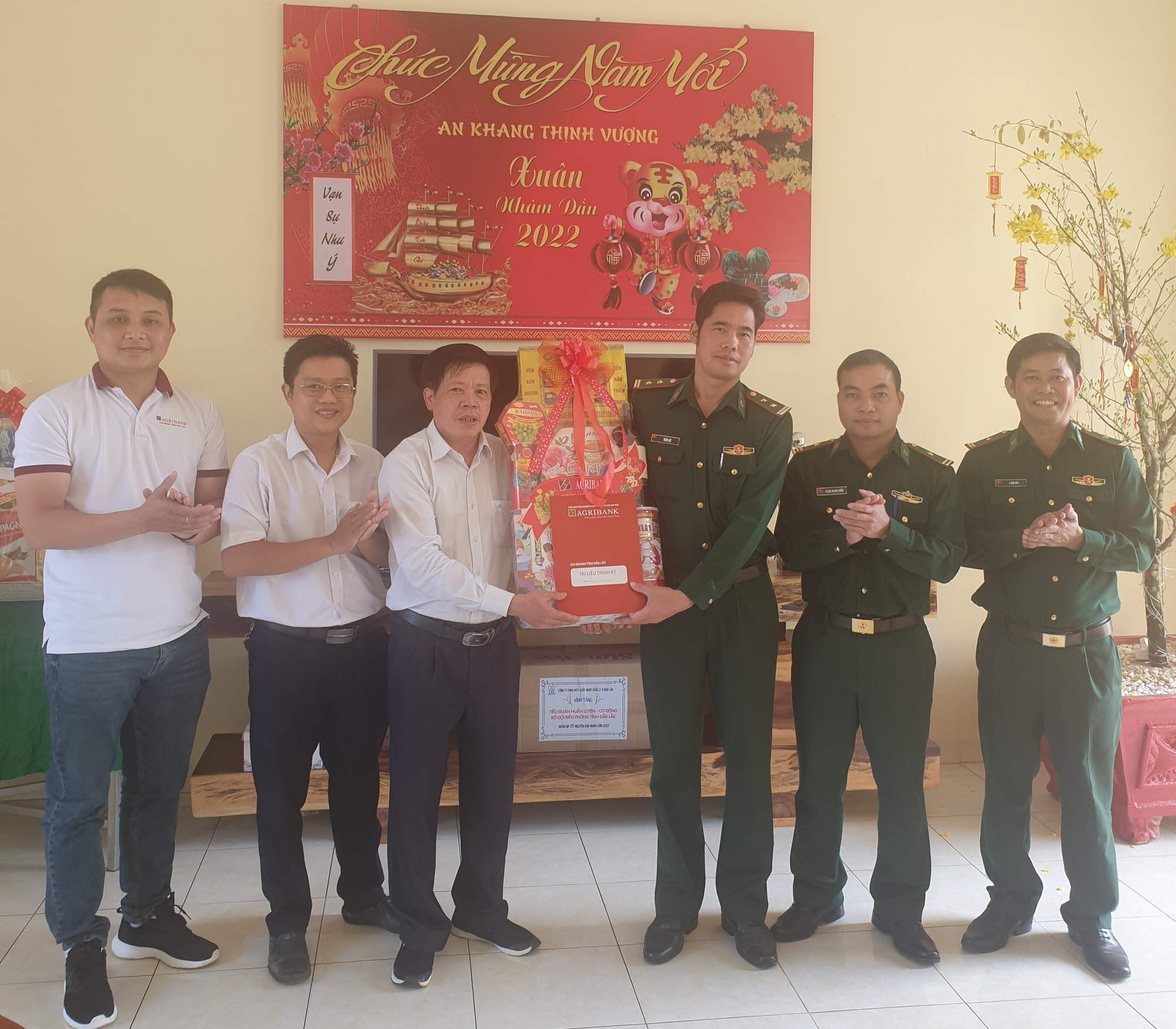 Agribank Đắk Lắk, tổ chức thành công chương trình an sinh xã hội dịp Tết – 2022 - Ảnh 4.