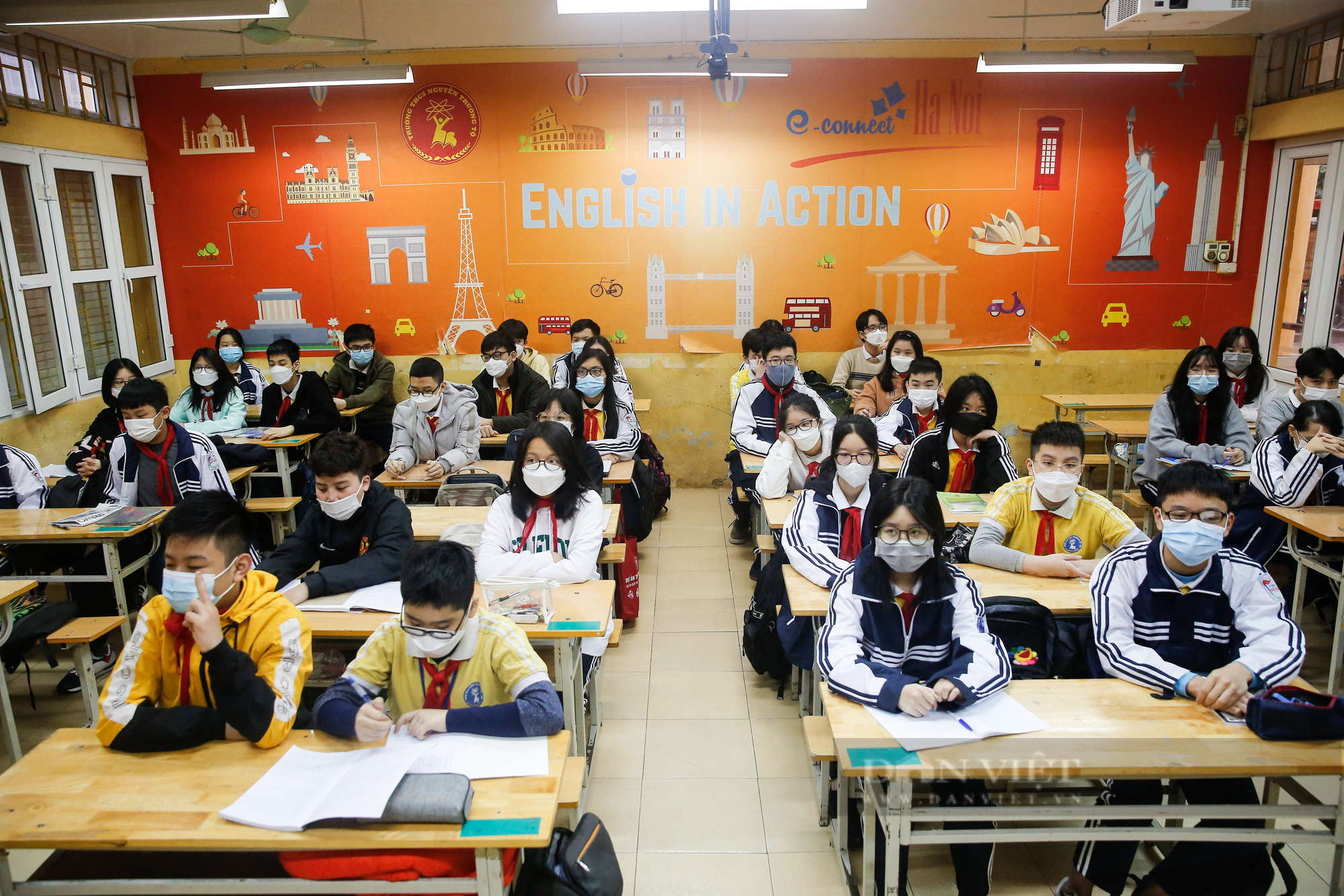 Các trường tại Hà Nội thắt chặt kiểm tra y tế trong ngày đầu đón học sinh đi học trực tiếp - Ảnh 5.