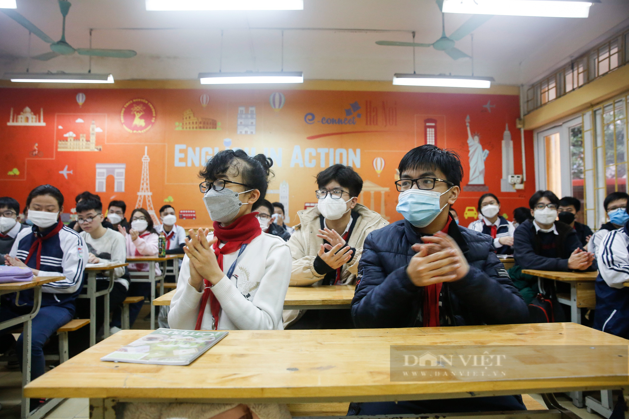 Các trường tại Hà Nội thắt chặt kiểm tra y tế trong ngày đầu đón học sinh đi học trực tiếp - Ảnh 6.
