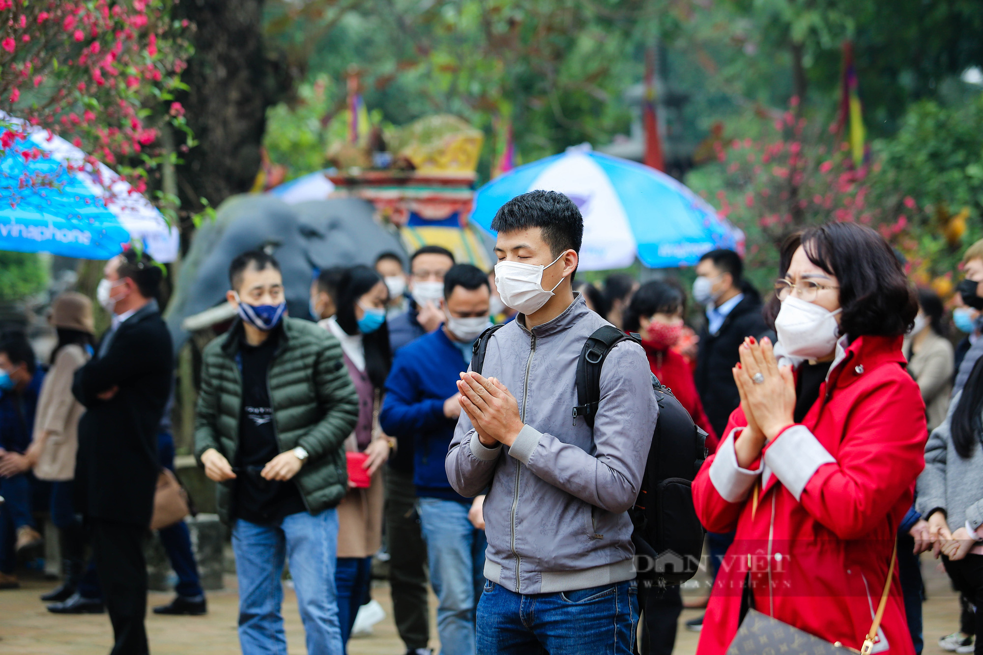 Hàng nghìn du khách thập phương tấp nập đến đền Trần du xuân đầu năm mới - Ảnh 10.