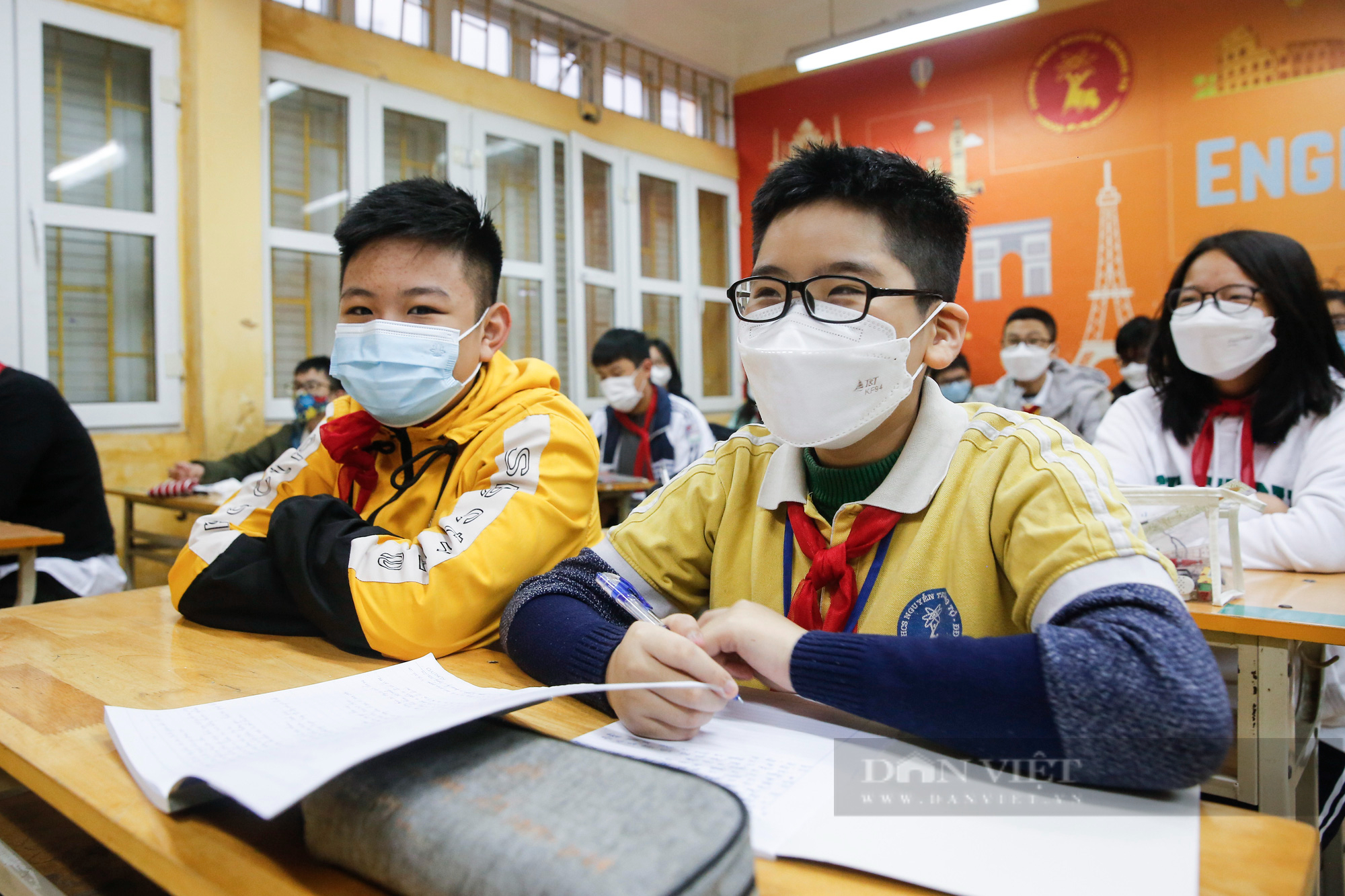 Các trường tại Hà Nội thắt chặt kiểm tra y tế trong ngày đầu đón học sinh đi học trực tiếp - Ảnh 7.