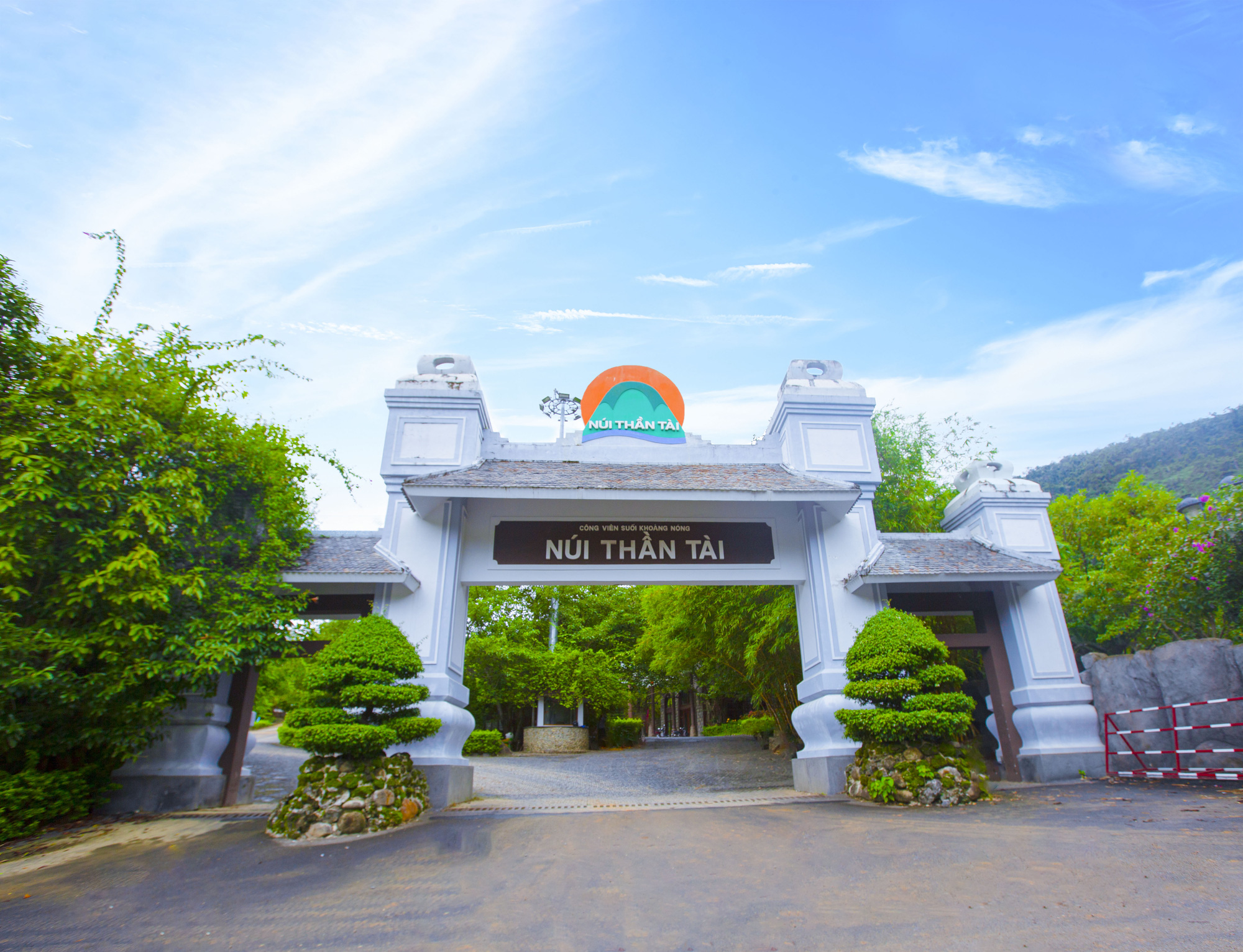 Ngày đầu mở cửa trở lại - Khu du lịch Núi Thần Tài đón gần 1.000 du khách đến tham quan - Ảnh 2.