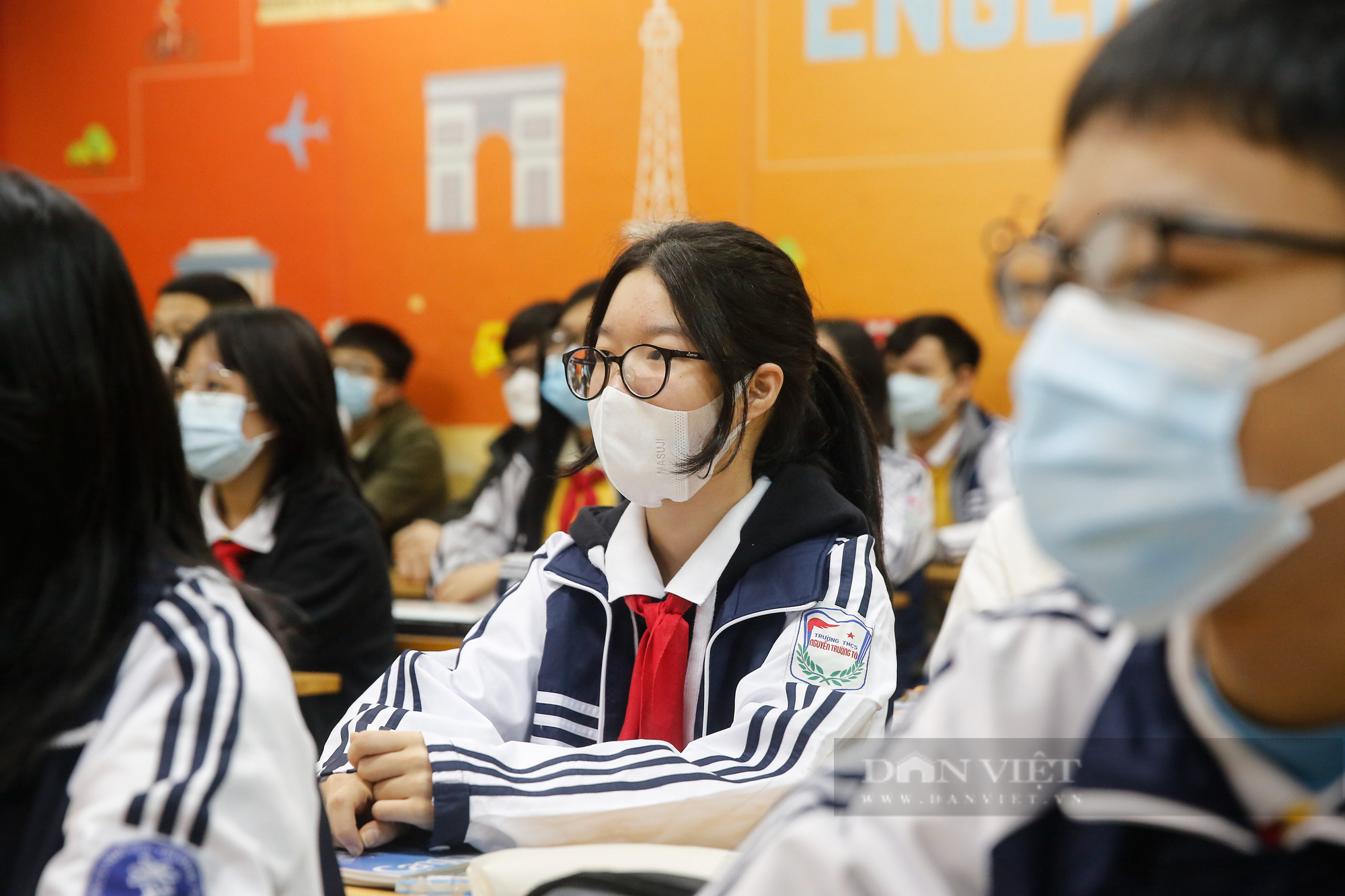 Các trường tại Hà Nội thắt chặt kiểm tra y tế trong ngày đầu đón học sinh đi học trực tiếp - Ảnh 8.