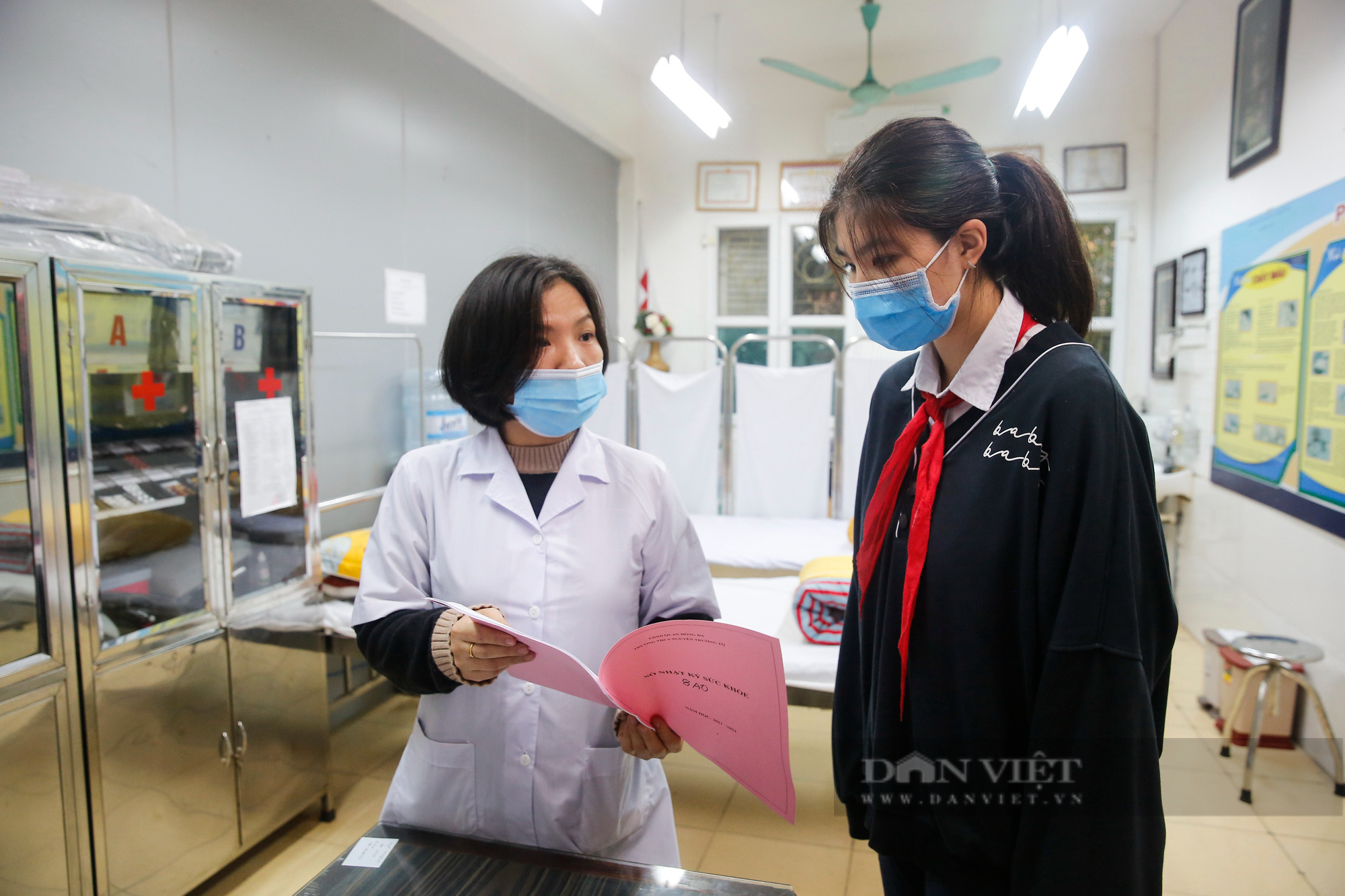 Các trường tại Hà Nội thắt chặt kiểm tra y tế trong ngày đầu đón học sinh đi học trực tiếp - Ảnh 9.