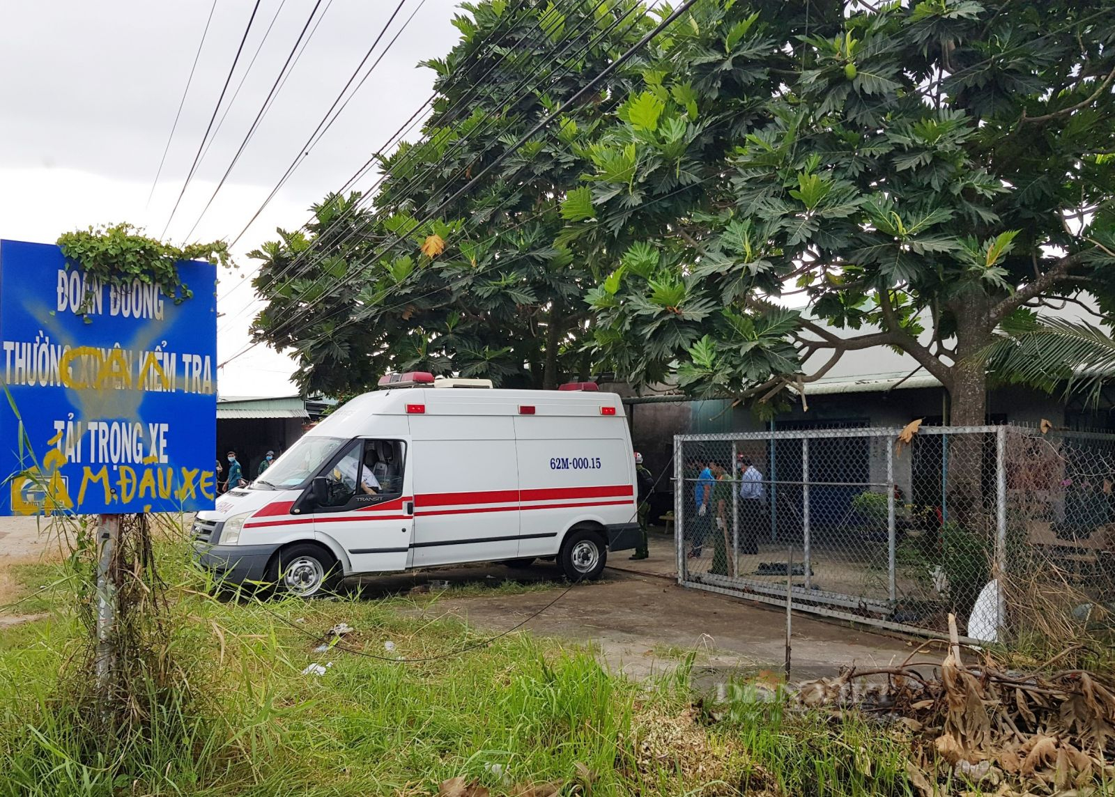 Long An: Nghi lên cơn ngáo đá, đối tượng đốt nhà rồi tự đâm vào người trọng thương - Ảnh 2.