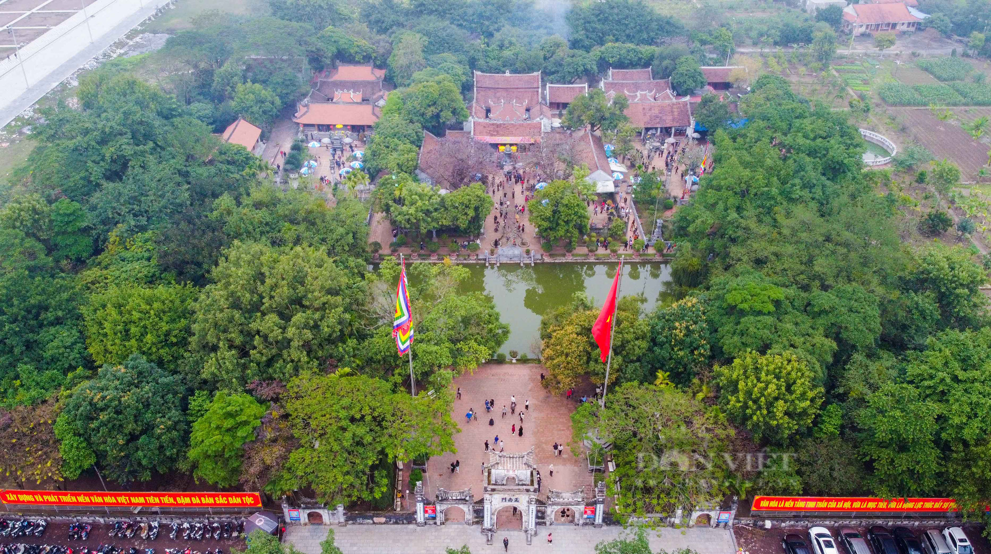Hàng nghìn du khách thập phương tấp nập đến đền Trần du xuân đầu năm mới - Ảnh 2.