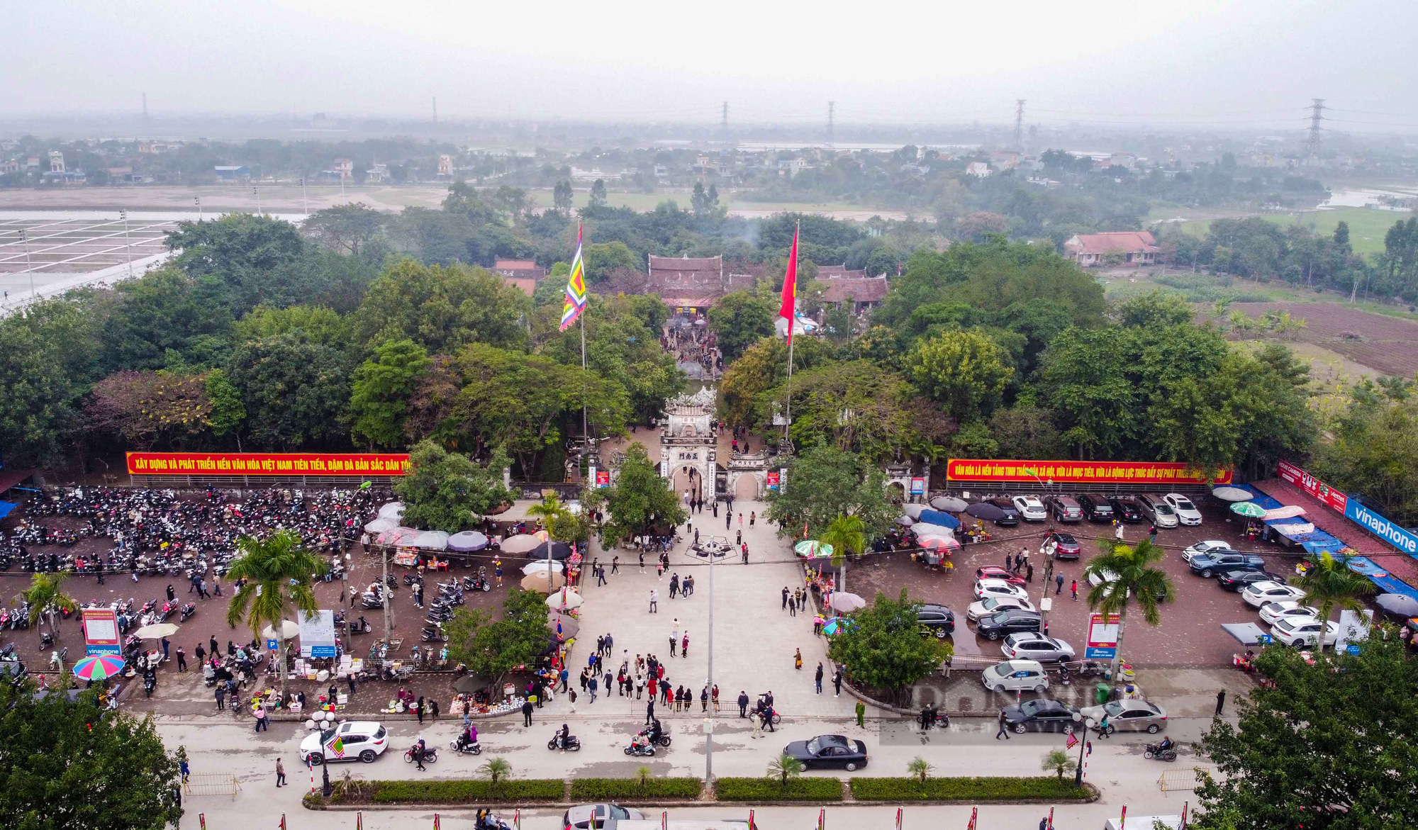 Hàng nghìn du khách thập phương tấp nập đến đền Trần du xuân đầu năm mới - Ảnh 1.