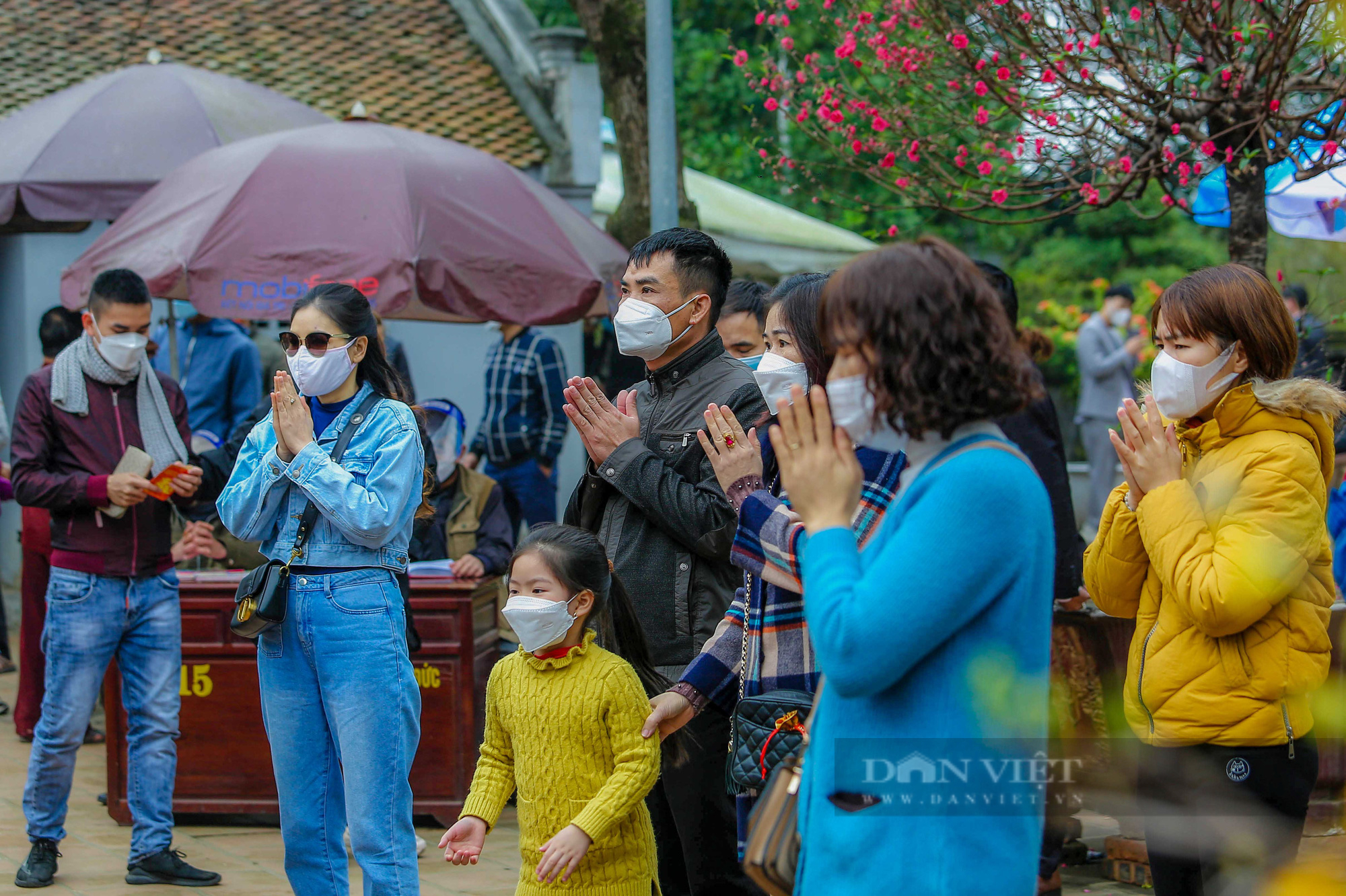 Hàng nghìn du khách thập phương tấp nập đến đền Trần du xuân đầu năm mới - Ảnh 5.