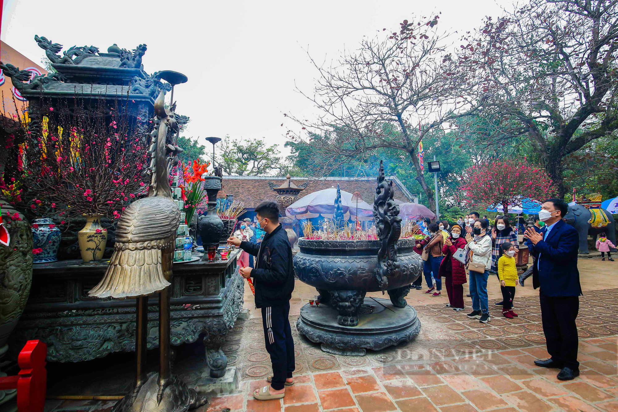 Hàng nghìn du khách thập phương tấp nập đến đền Trần du xuân đầu năm mới - Ảnh 8.