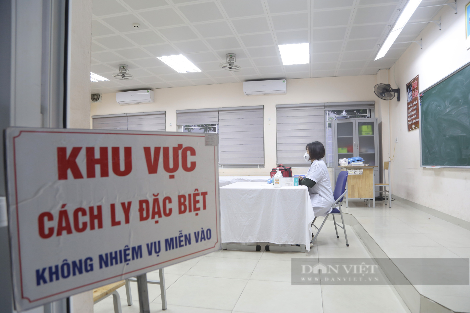 Học sinh Hà Nội đi học lại ngày 8/2: Nhà trường chuẩn bị kỹ càng, học sinh vui mừng nhận lì xì đầu năm - Ảnh 2.