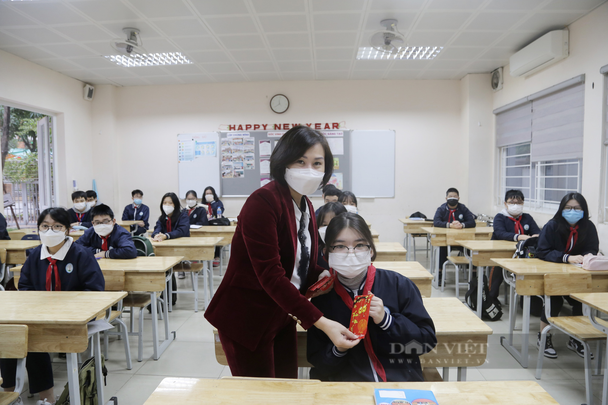 Học sinh Hà Nội đi học lại ngày 8/2: Nhà trường chuẩn bị kỹ càng, học sinh vui mừng nhận lì xì đầu năm - Ảnh 3.