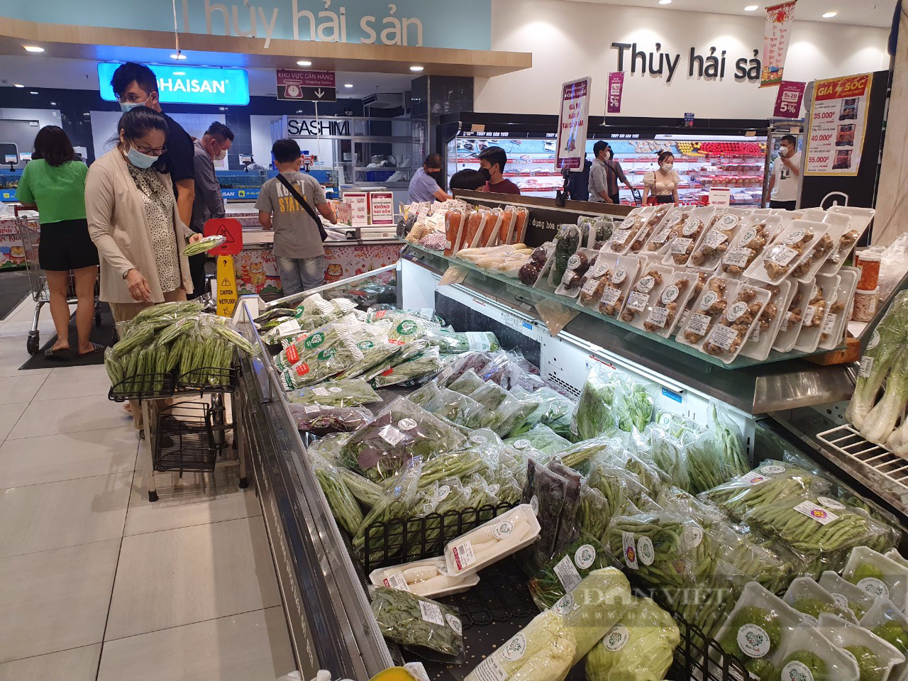 Thực phẩm tại siêu thị đầu năm ê hề, khuyến mãi tới 50% chờ khách - Ảnh 1.