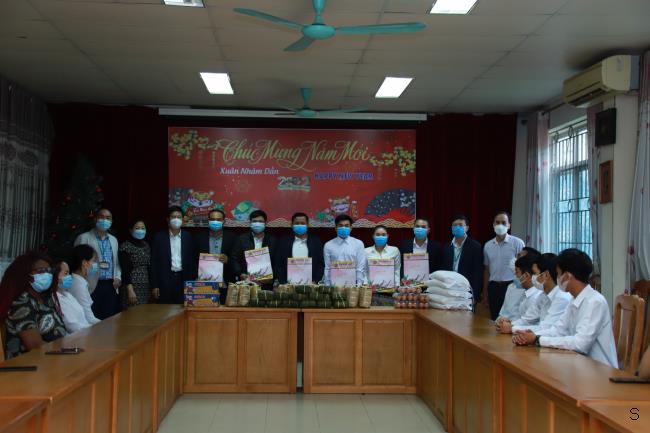 Học viện Nông nghiệp Việt Nam tặng quà cho lưu học sinh nhân dịp tết Nguyên đán Nhâm Dần 2022 - Ảnh 1.