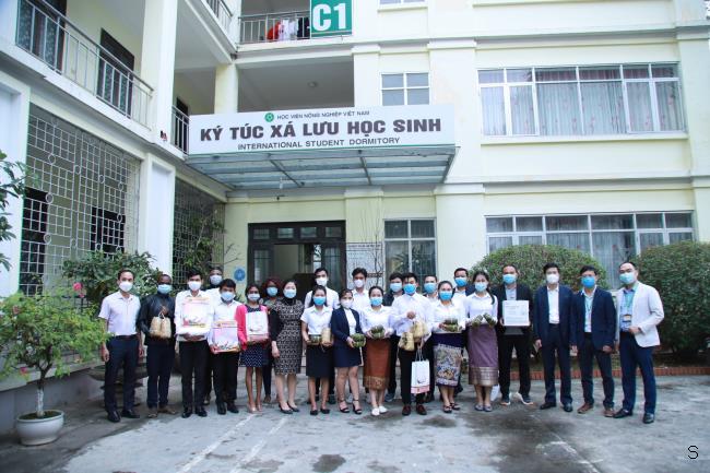 Học viện Nông nghiệp Việt Nam tặng quà cho lưu học sinh nhân dịp tết Nguyên đán Nhâm Dần 2022 - Ảnh 2.