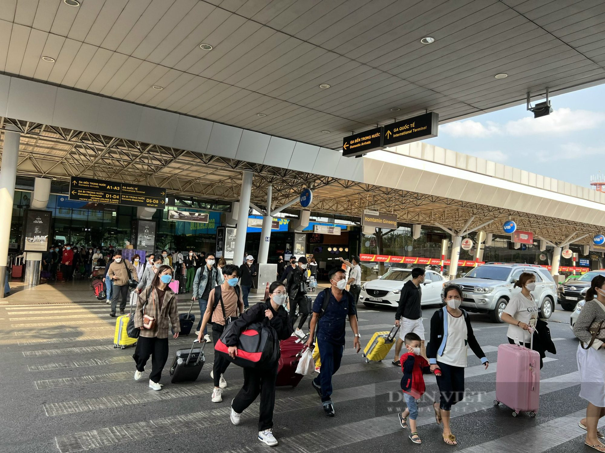 Sân bay Tân Sơn Nhất 'hạ nhiệt', dòng người thong thả rời đi - Ảnh 2.