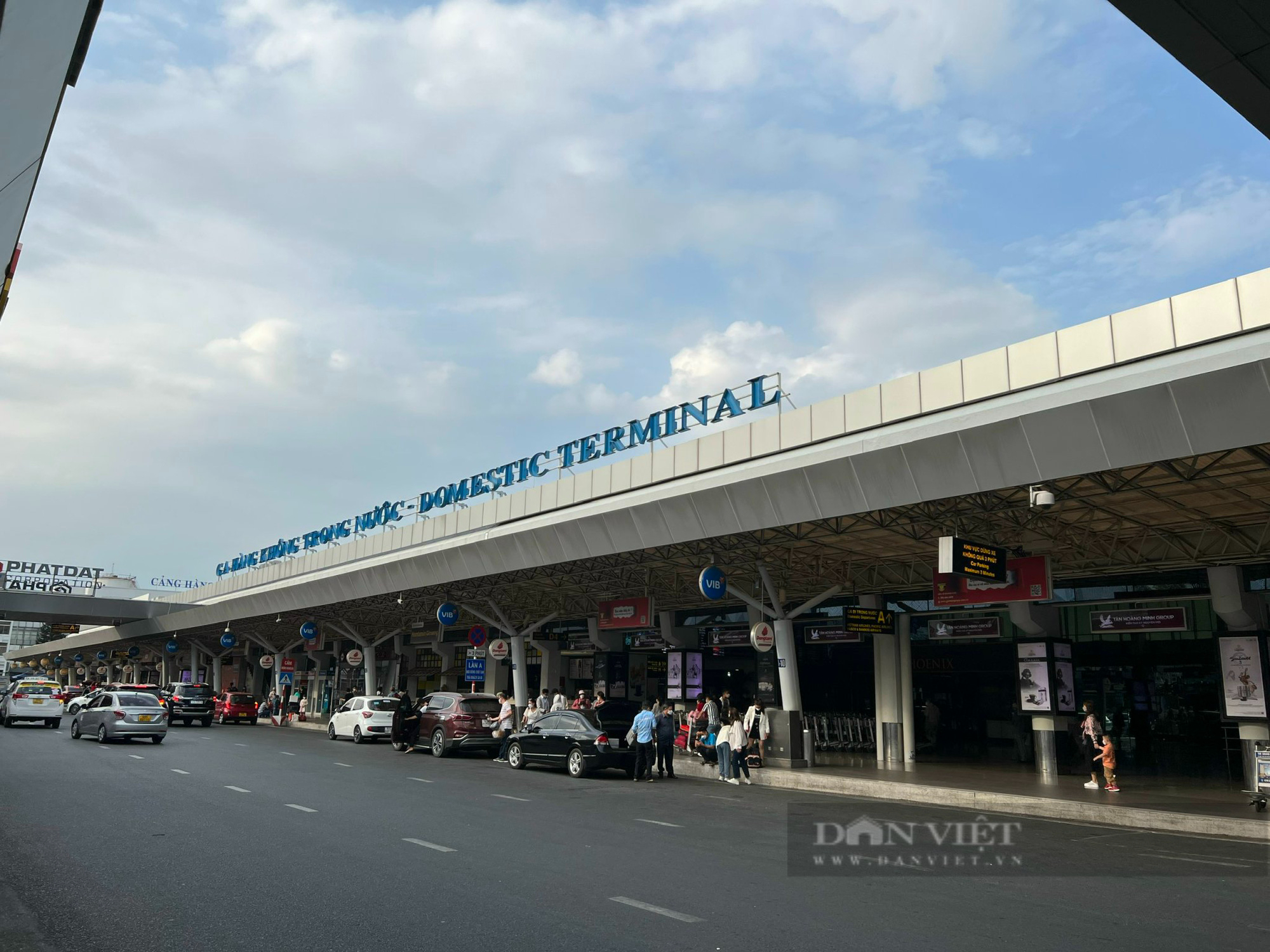 Sân bay Tân Sơn Nhất 'hạ nhiệt', dòng người thong thả rời đi - Ảnh 1.