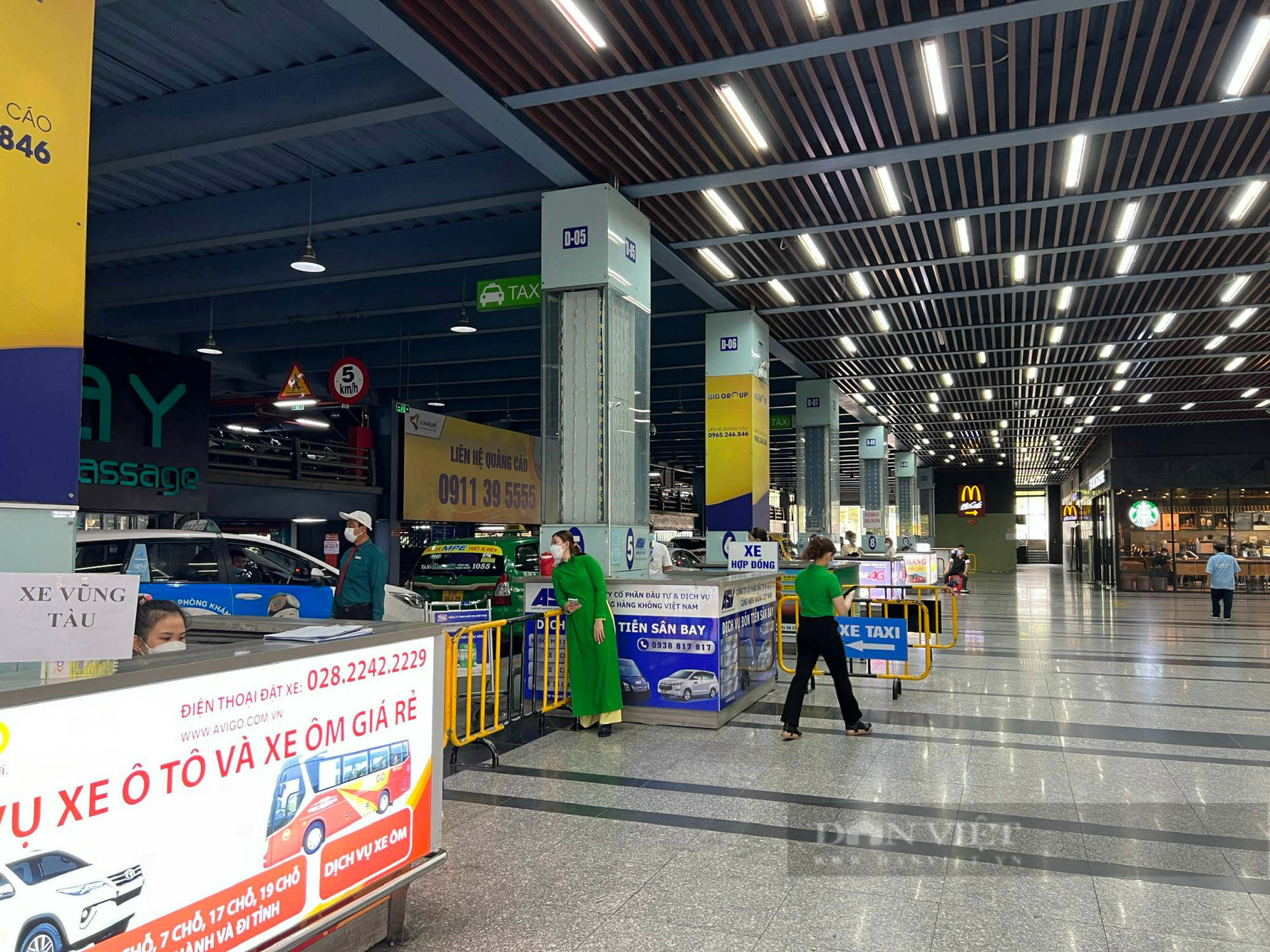 Sân bay Tân Sơn Nhất 'hạ nhiệt', dòng người thong thả rời đi - Ảnh 5.