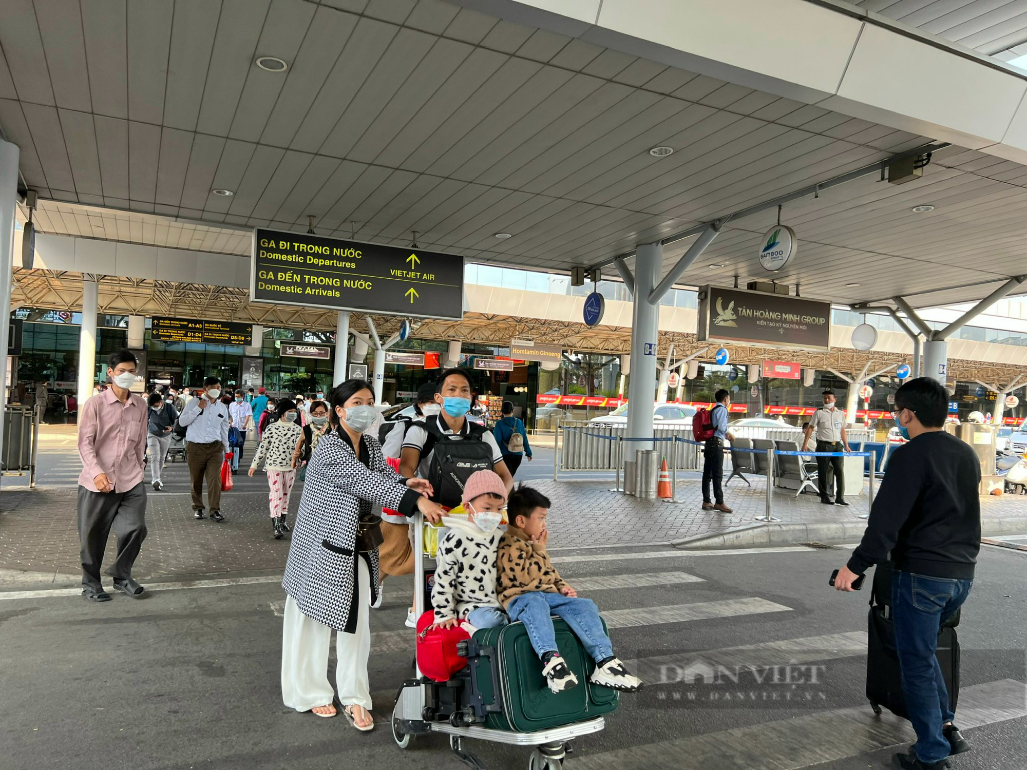 Sân bay Tân Sơn Nhất 'hạ nhiệt', dòng người thong thả rời đi - Ảnh 3.