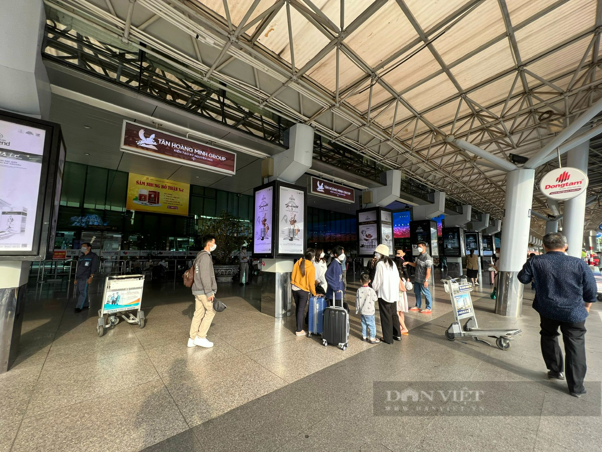 Sân bay Tân Sơn Nhất 'hạ nhiệt', dòng người thong thả rời đi - Ảnh 6.